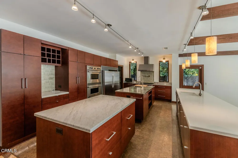4819 Oakwood Avenue La Canada Flintridge, CA 91011