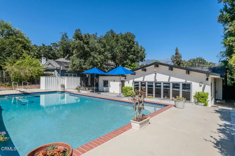 4819 Oakwood Avenue La Canada Flintridge, CA 91011