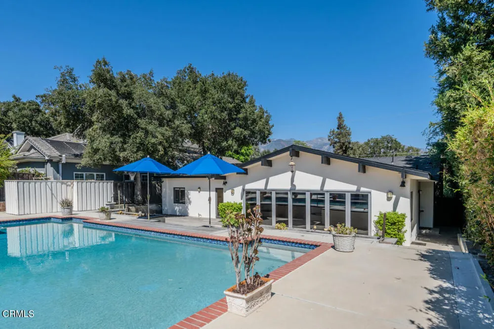 4819 Oakwood Avenue La Canada Flintridge, CA 91011