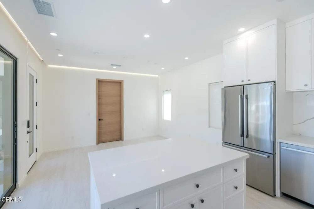 4819 Oakwood Avenue La Canada Flintridge, CA 91011