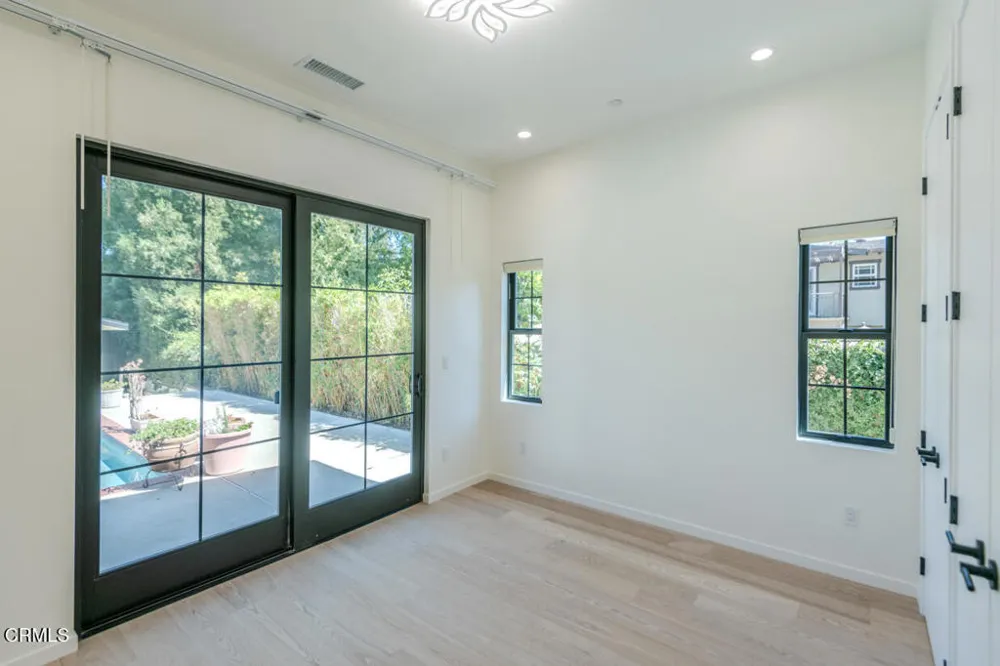 4819 Oakwood Avenue La Canada Flintridge, CA 91011