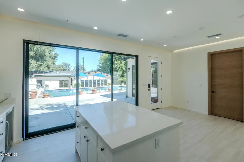 4819 Oakwood Avenue La Canada Flintridge, CA 91011