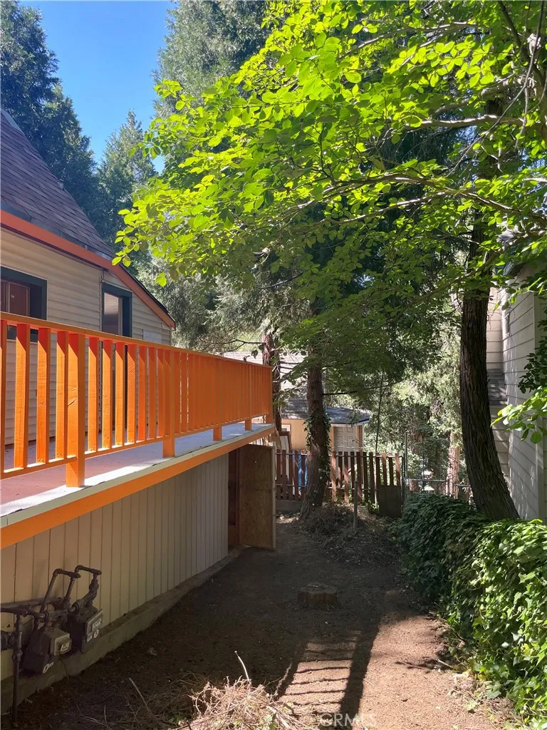 719 Woodland Road Crestline, CA 92325