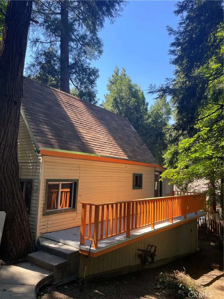719 Woodland Road Crestline, CA 92325