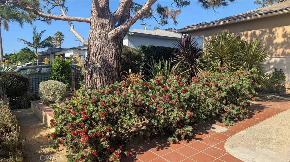 13706 S Berendo Gardena, CA 90247