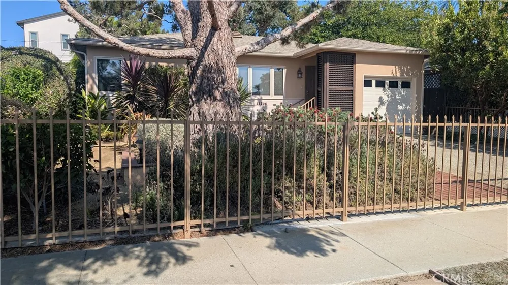 13706 S Berendo Gardena, CA 90247