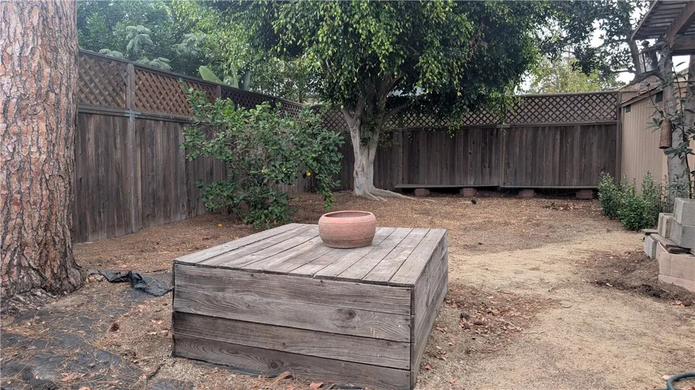 13706 S Berendo Gardena, CA 90247
