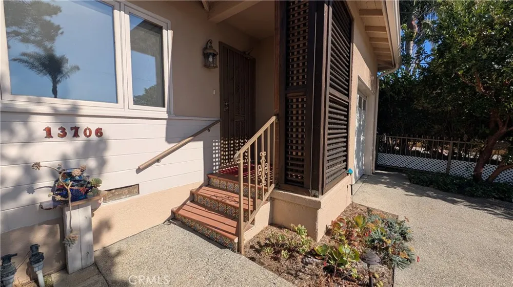 13706 S Berendo Gardena, CA 90247