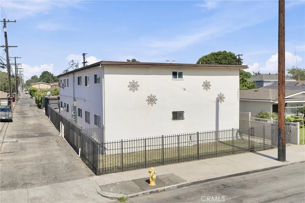 10621 San Carlos South Gate, CA 90280