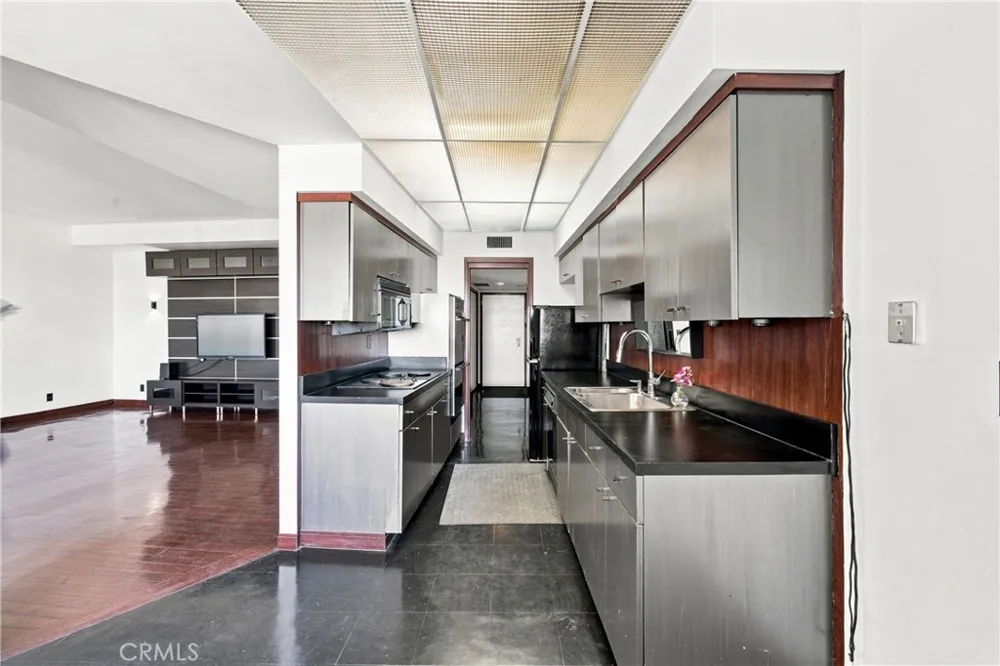 7250 Franklin Avenue #804 Los Angeles, CA 90046