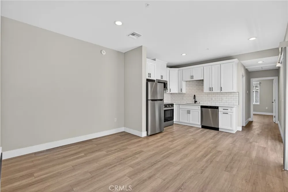 8414 Burnet Avenue North Hills, CA 91343