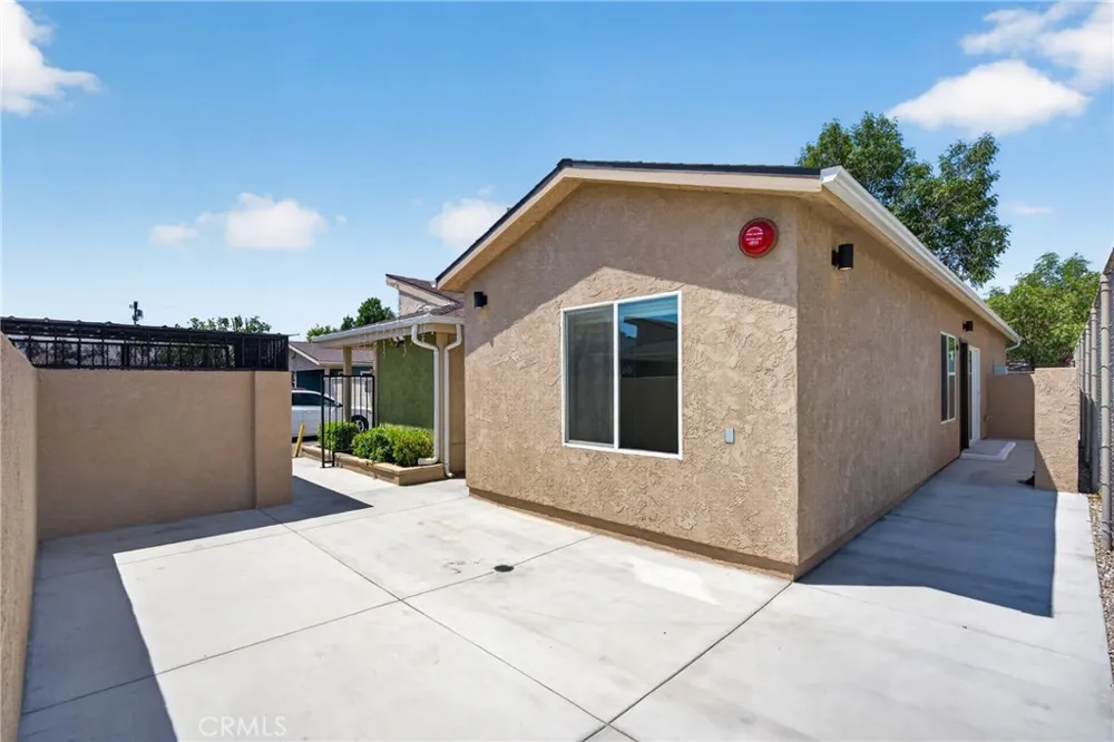 8414 Burnet Avenue North Hills, CA 91343