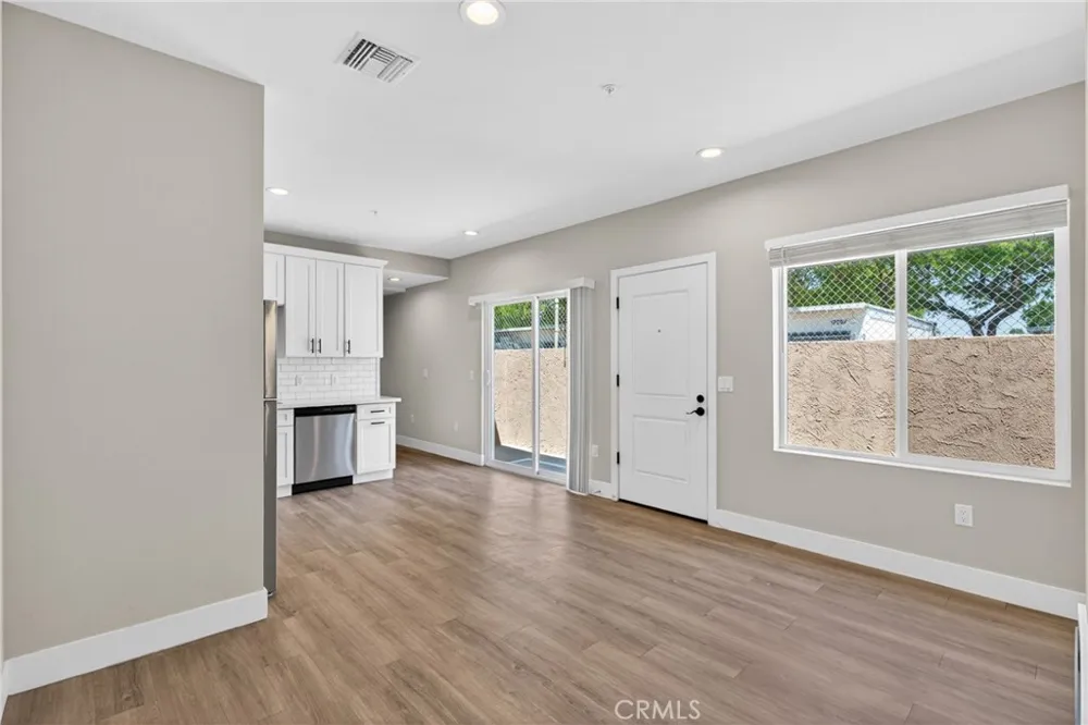 8414 Burnet Avenue North Hills, CA 91343