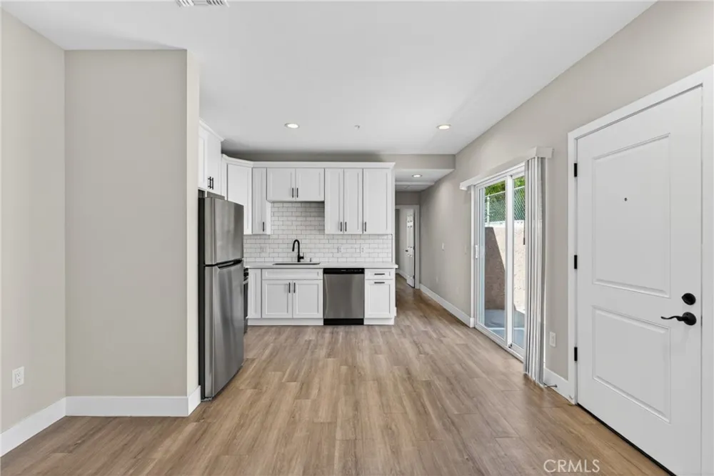 8414 Burnet Avenue North Hills, CA 91343