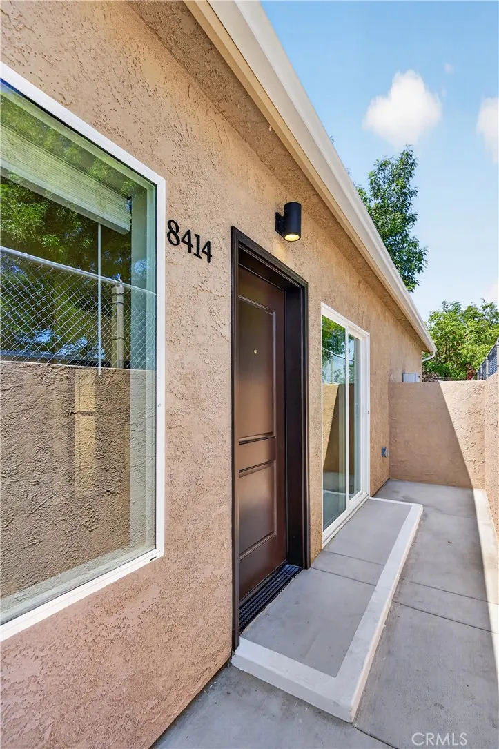 8414 Burnet Avenue North Hills, CA 91343