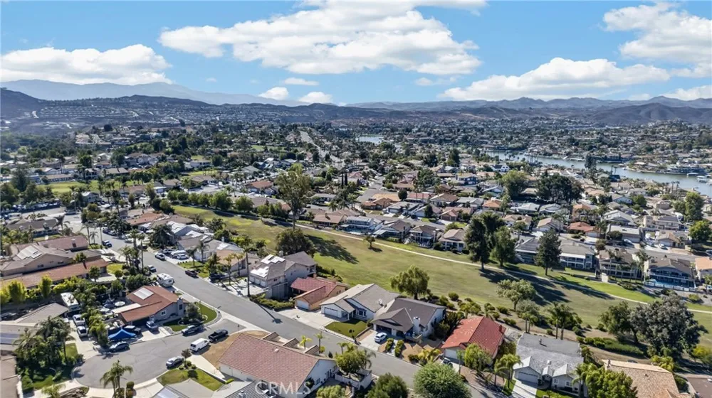 30785 Golden Gate Drive Canyon Lake, CA 92587