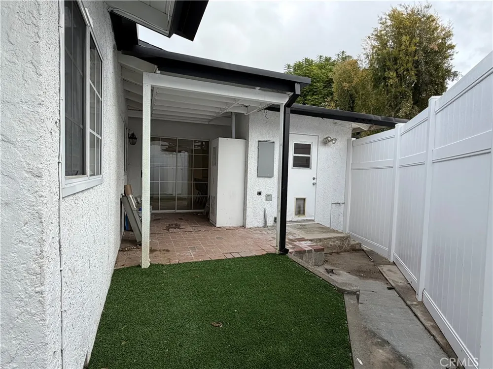 19216 Calvert Street Tarzana, CA 91335