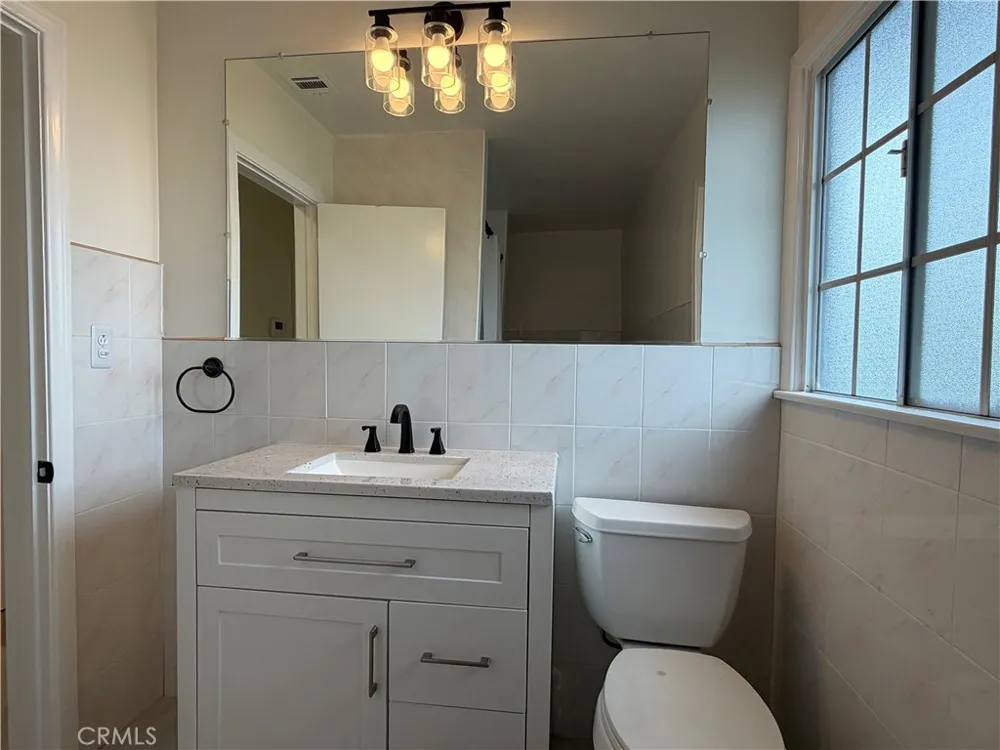 19216 Calvert Street Tarzana, CA 91335