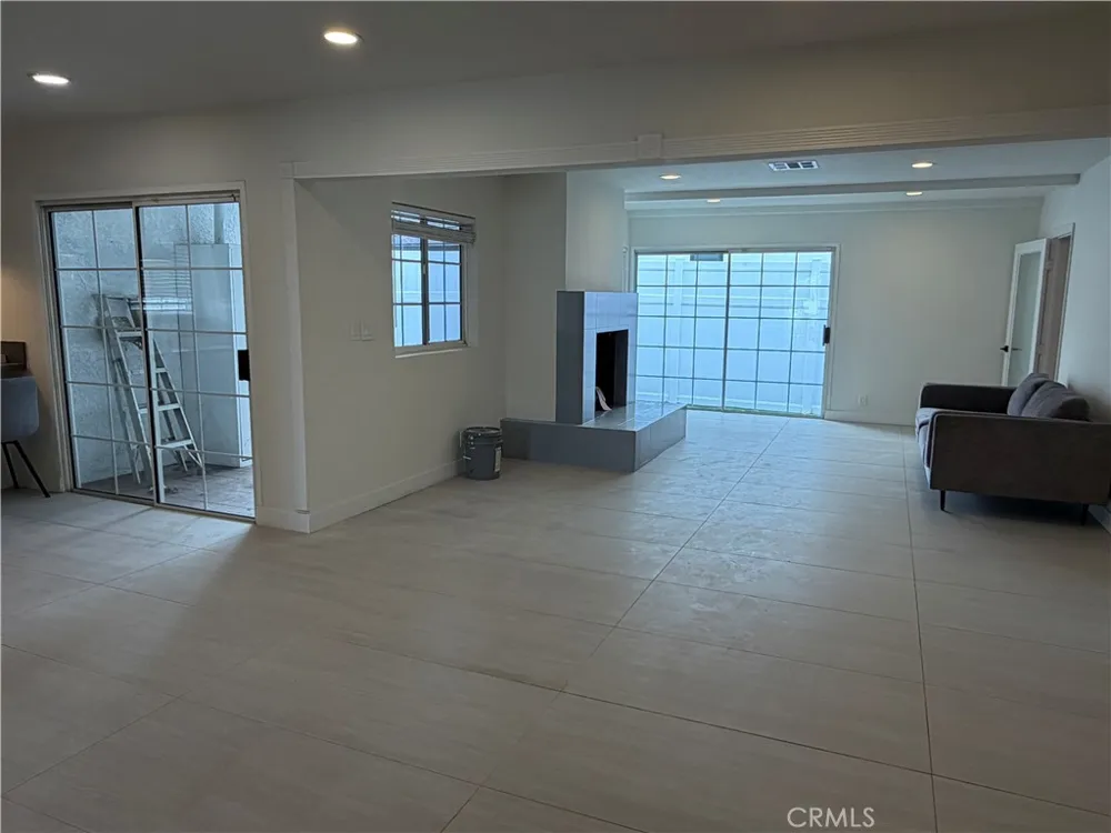 19216 Calvert Street Tarzana, CA 91335