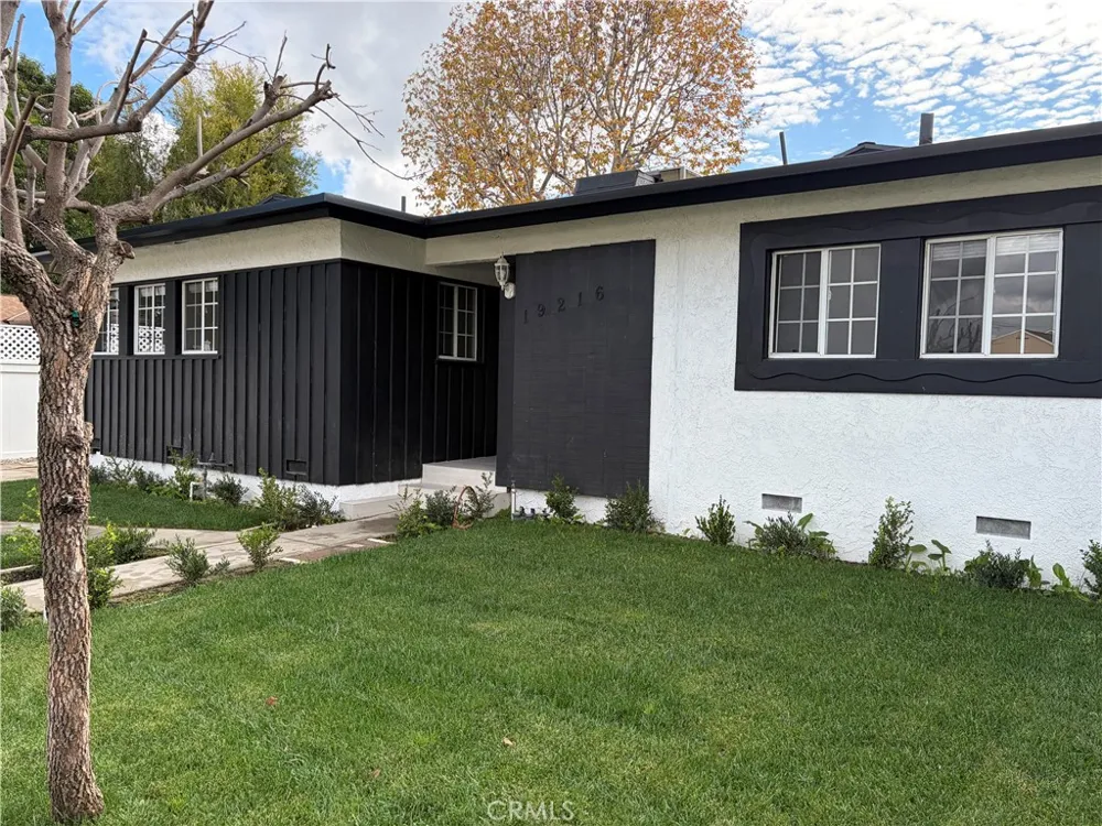 19216 Calvert Street Tarzana, CA 91335