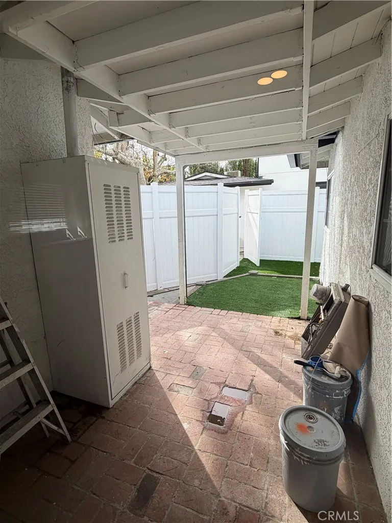 19216 Calvert Street Tarzana, CA 91335