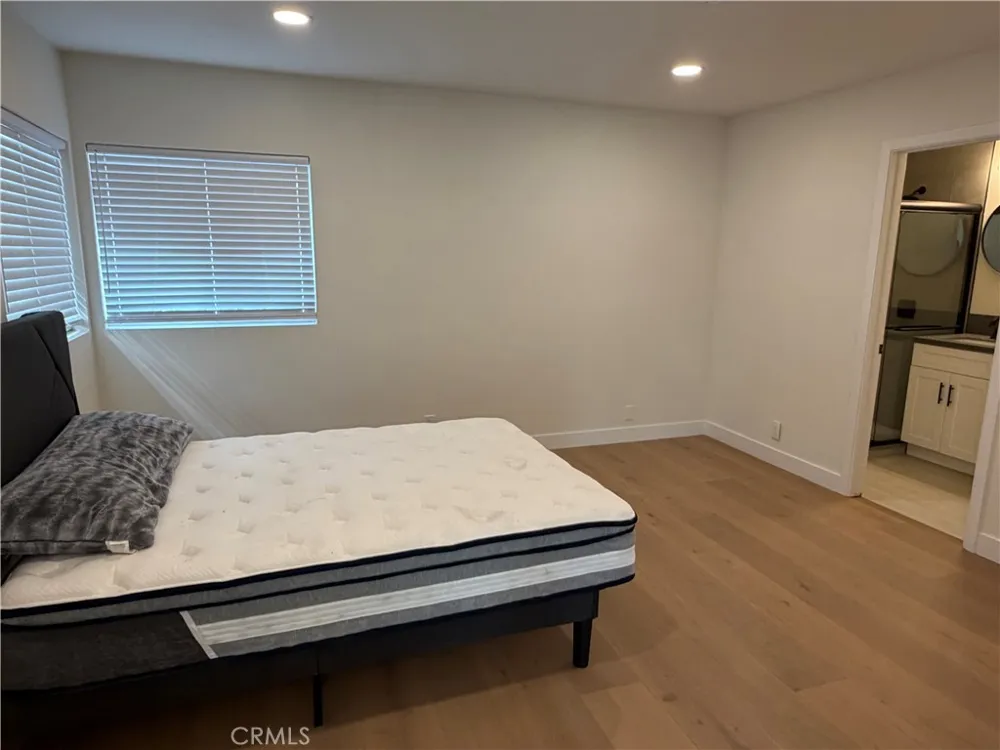 19216 Calvert Street Tarzana, CA 91335