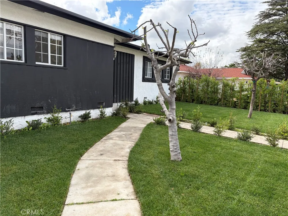 19216 Calvert Street Tarzana, CA 91335