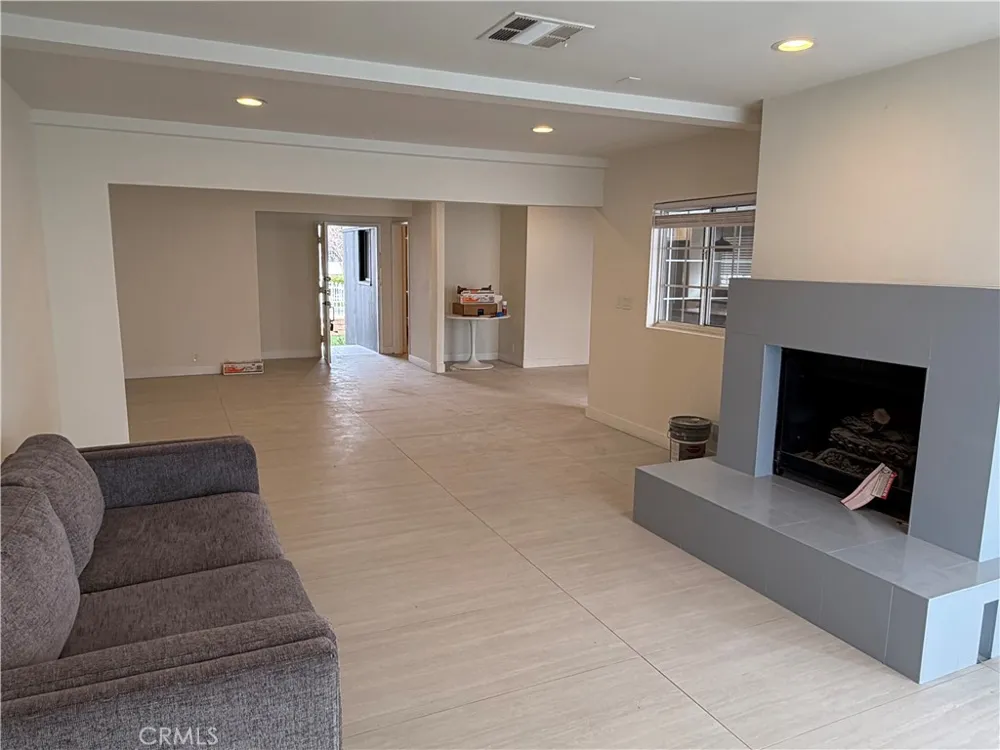 19216 Calvert Street Tarzana, CA 91335