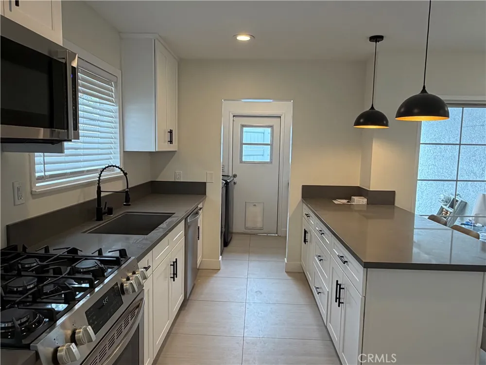 19216 Calvert Street Tarzana, CA 91335