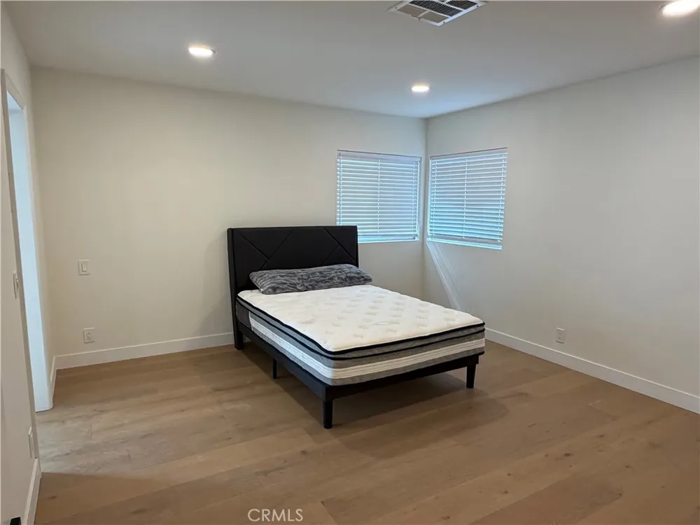 19216 Calvert Street Tarzana, CA 91335
