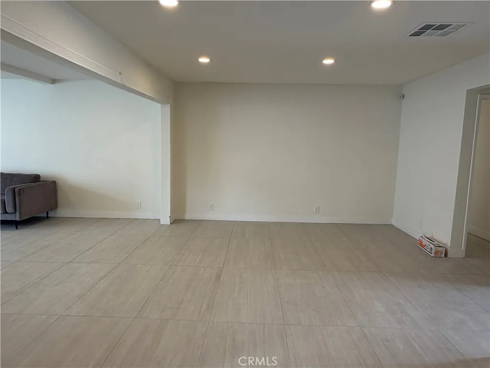 19216 Calvert Street Tarzana, CA 91335