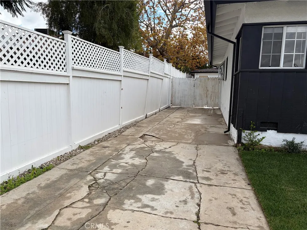 19216 Calvert Street Tarzana, CA 91335