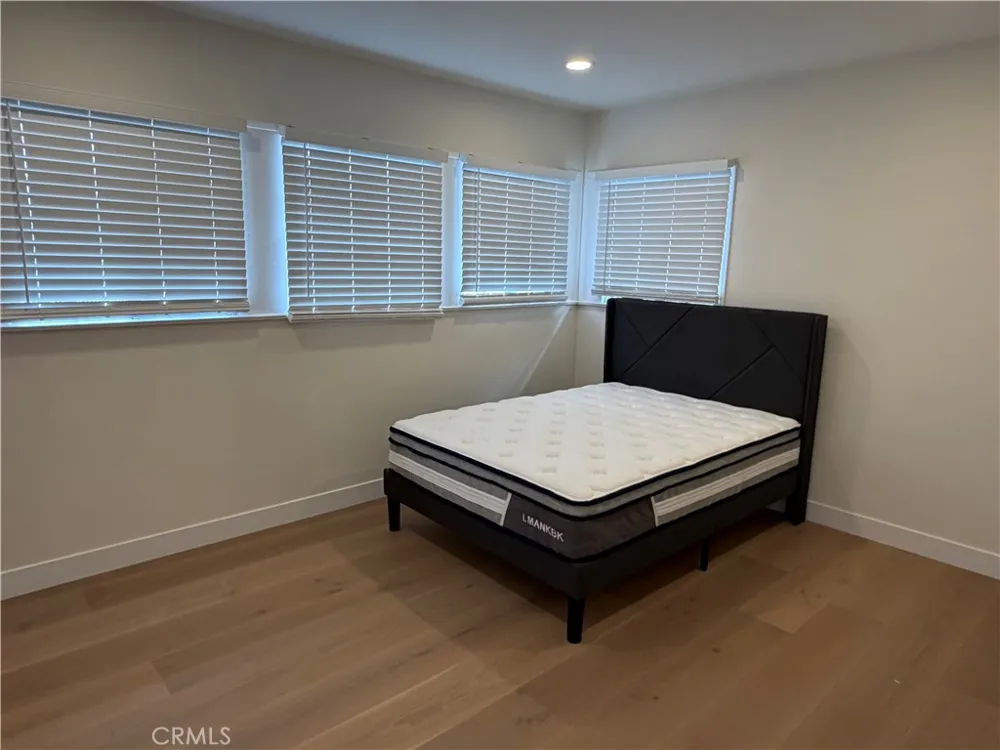 19216 Calvert Street Tarzana, CA 91335
