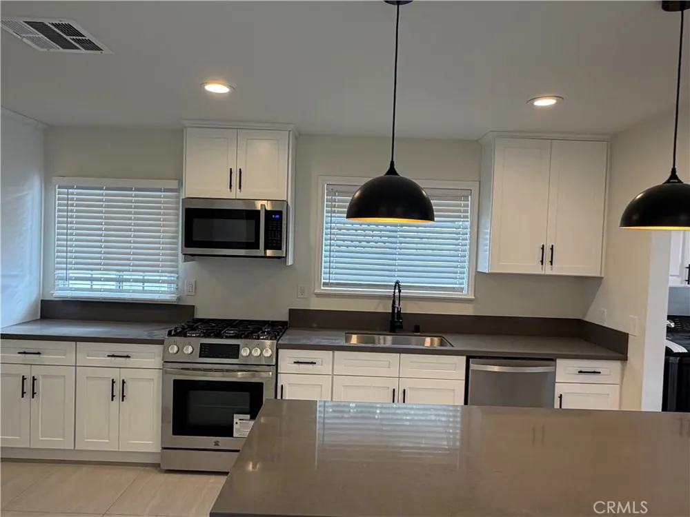 19216 Calvert Street Tarzana, CA 91335