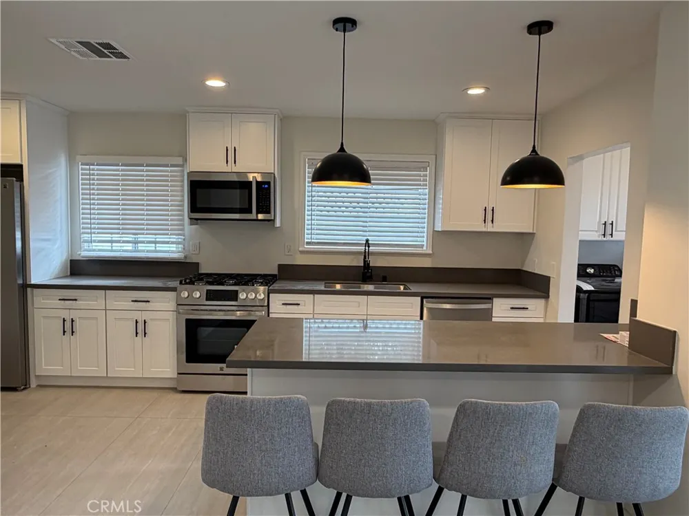 19216 Calvert Street Tarzana, CA 91335