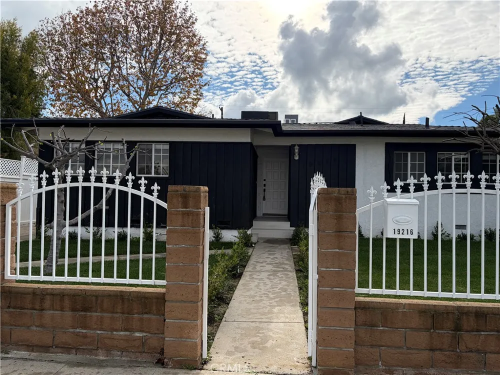 19216 Calvert Street Tarzana, CA 91335