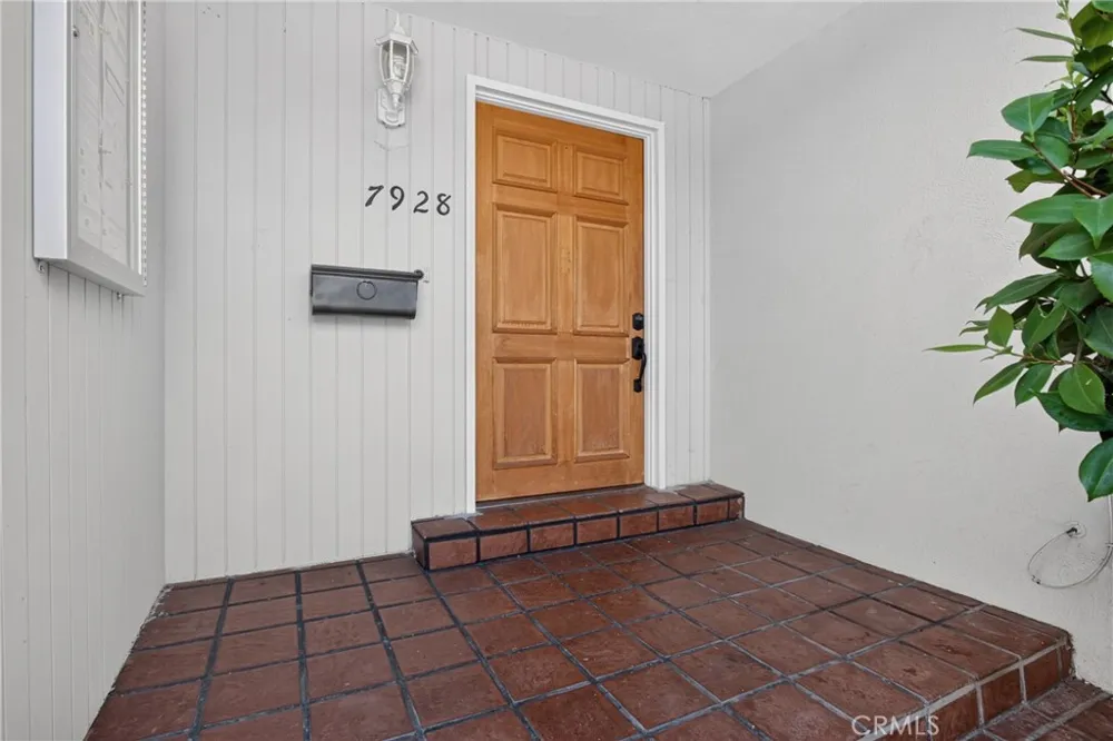 7928 Owensmouth Canoga Park, CA 91304
