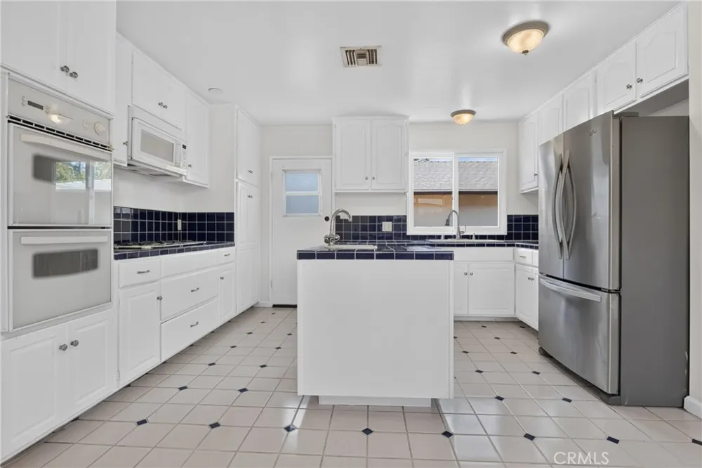 7928 Owensmouth Canoga Park, CA 91304