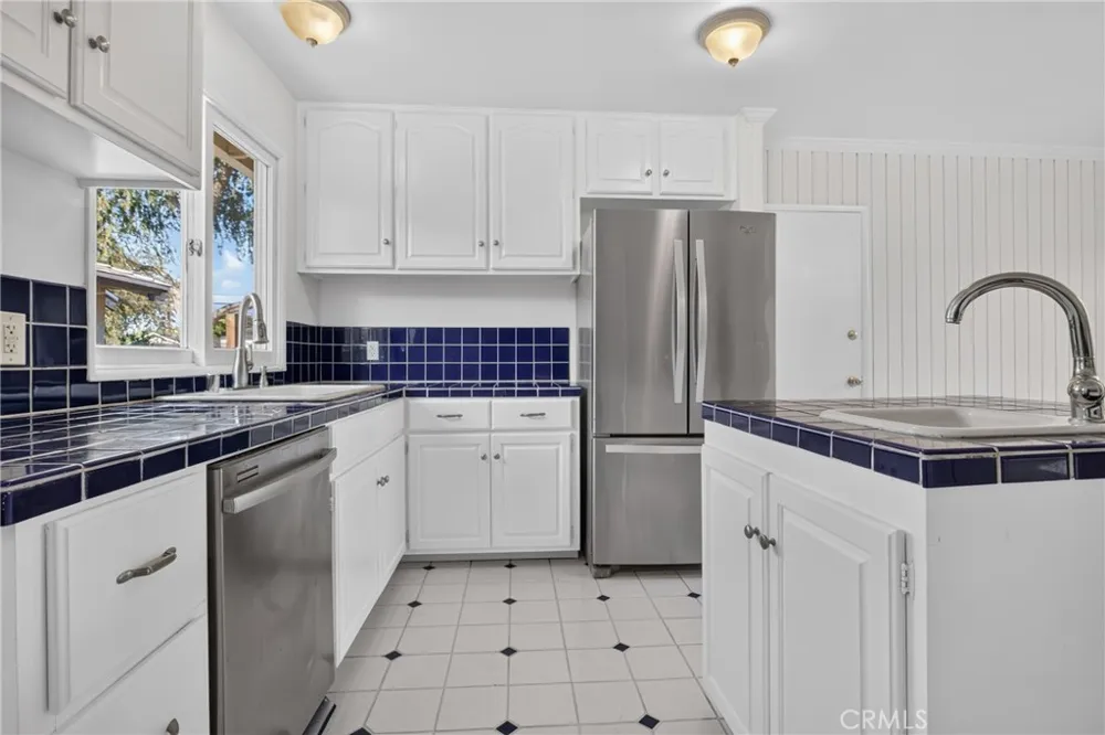 7928 Owensmouth Canoga Park, CA 91304