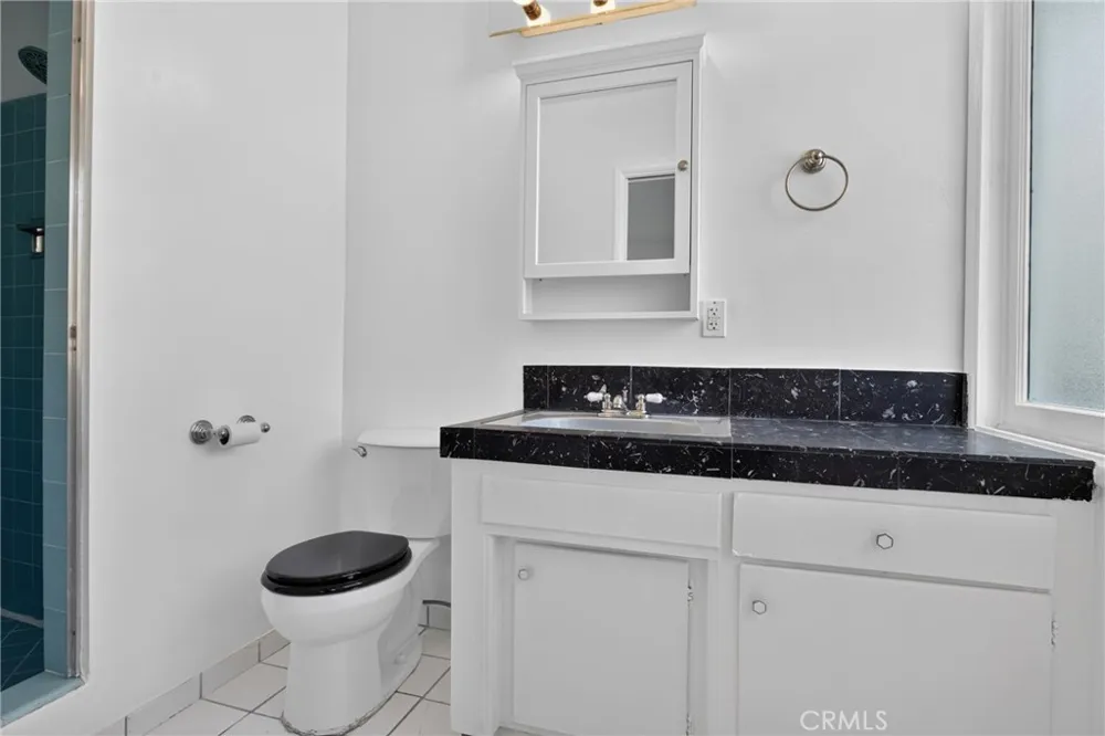 7928 Owensmouth Canoga Park, CA 91304