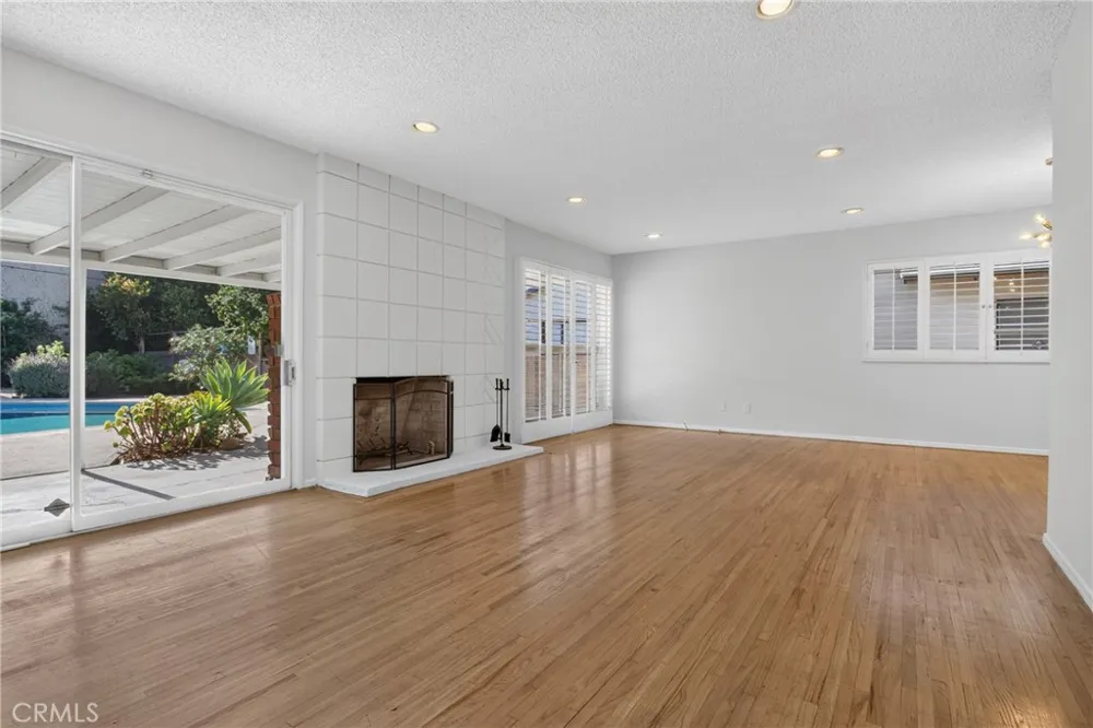 7928 Owensmouth Canoga Park, CA 91304