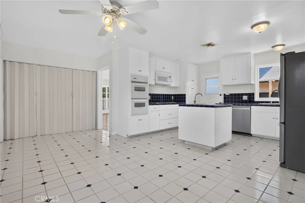 7928 Owensmouth Canoga Park, CA 91304