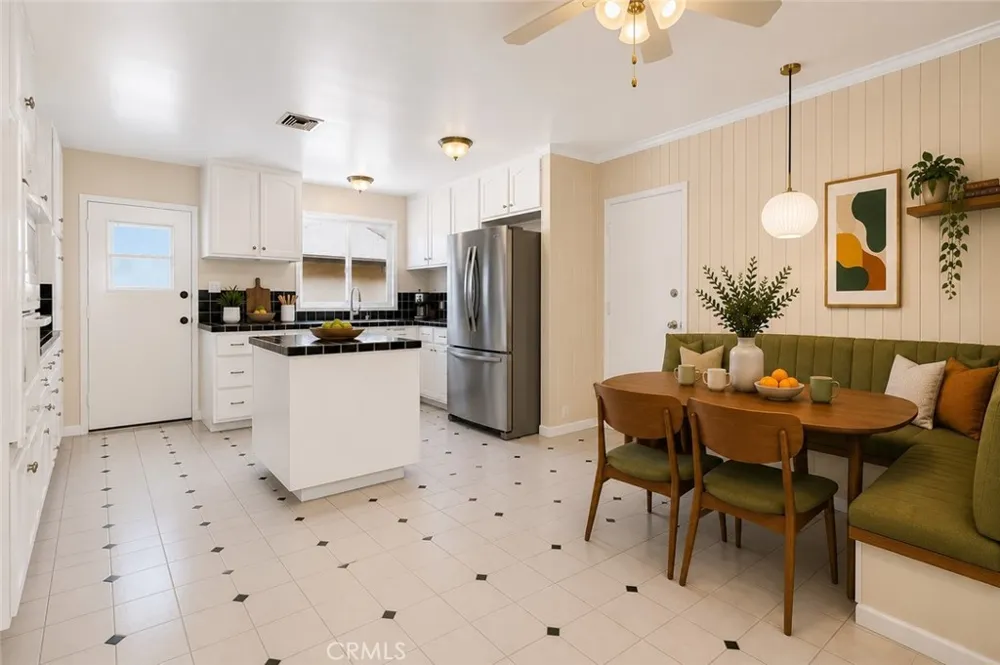 7928 Owensmouth Canoga Park, CA 91304