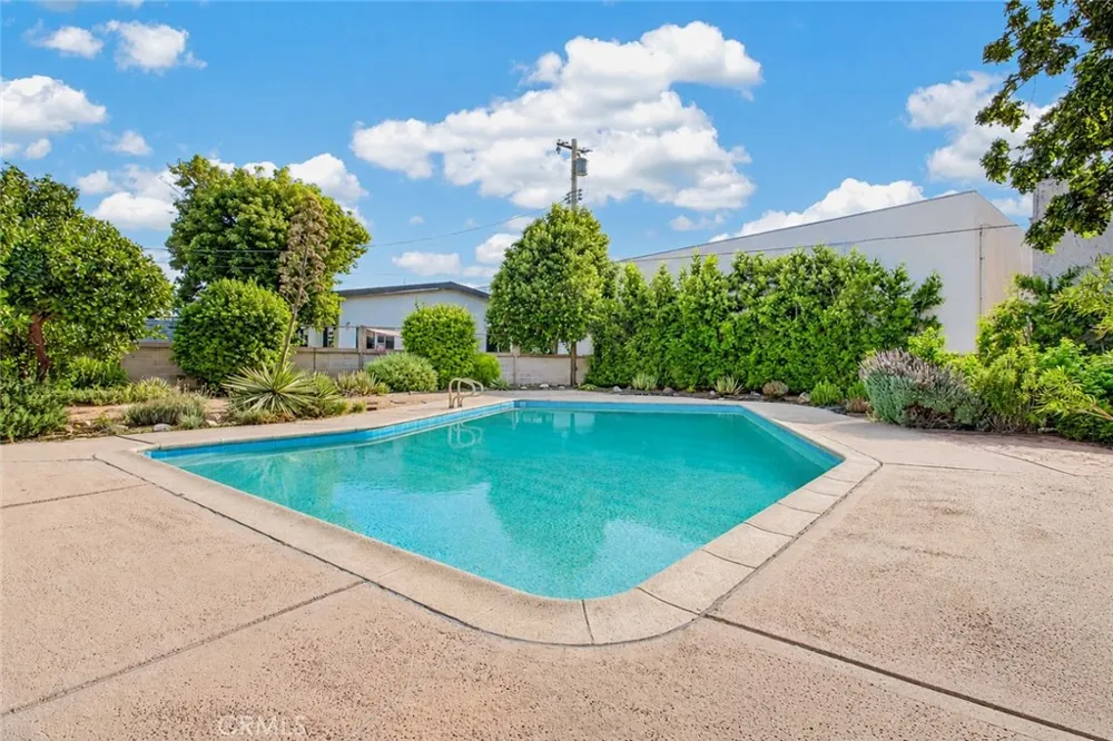 7928 Owensmouth Canoga Park, CA 91304