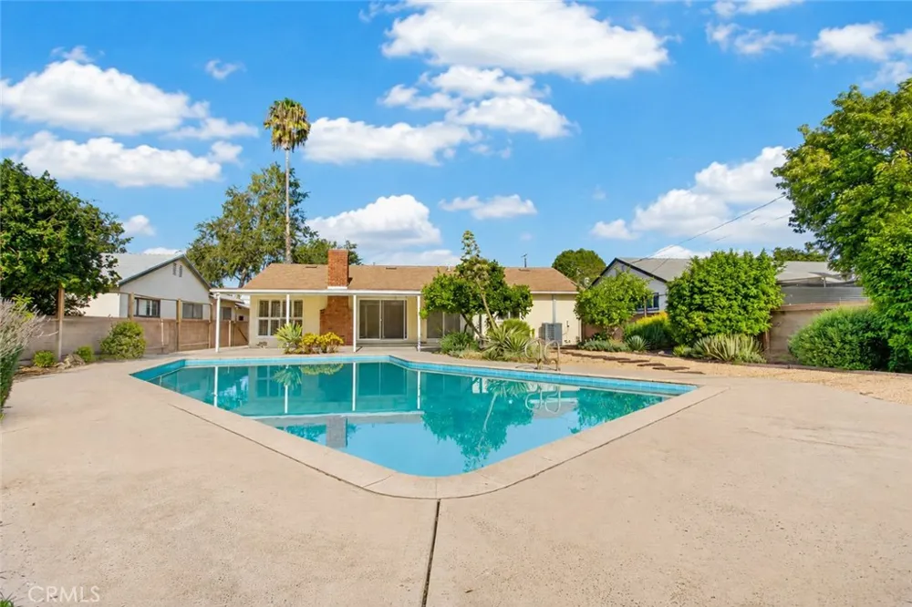 7928 Owensmouth Canoga Park, CA 91304