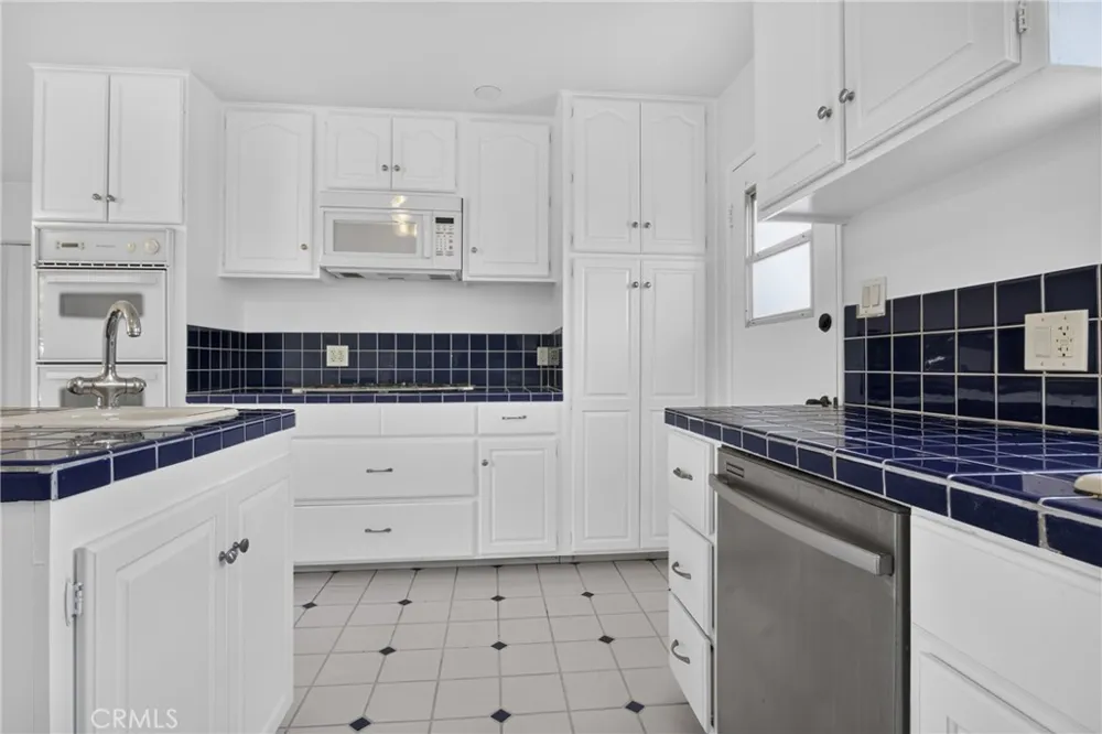 7928 Owensmouth Canoga Park, CA 91304