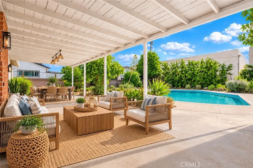7928 Owensmouth Canoga Park, CA 91304
