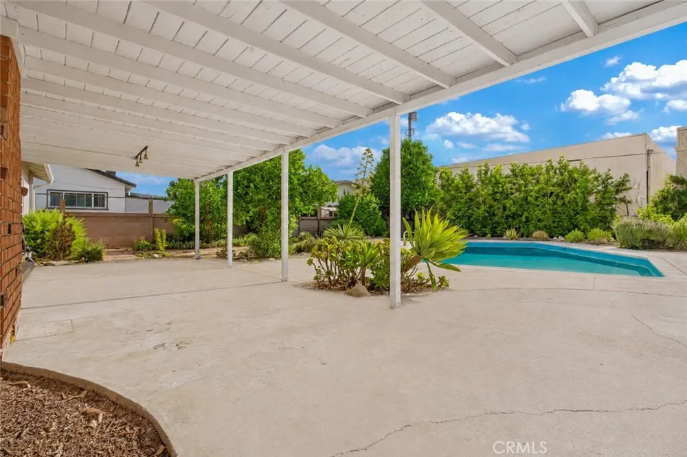 7928 Owensmouth Canoga Park, CA 91304