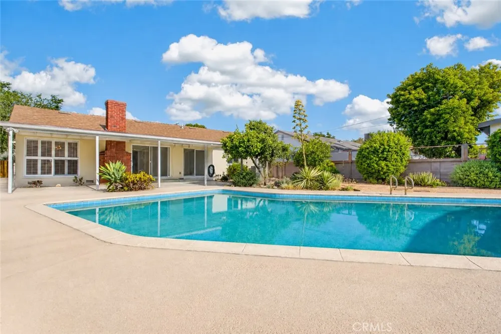 7928 Owensmouth Canoga Park, CA 91304
