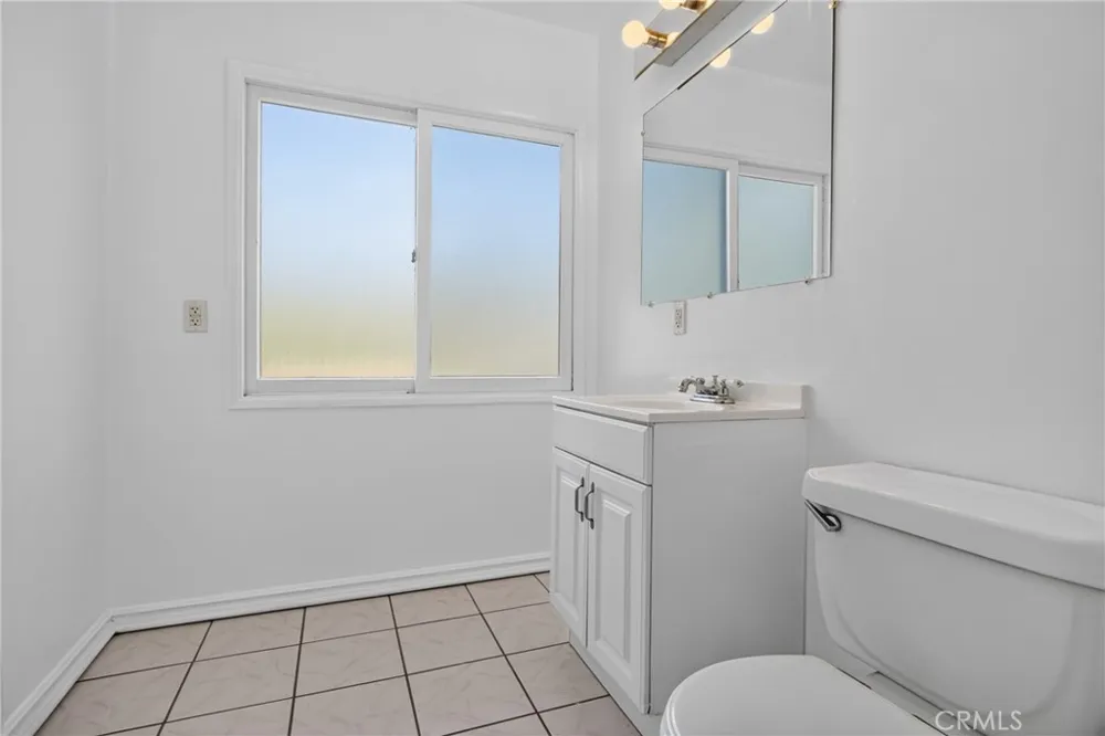 7928 Owensmouth Canoga Park, CA 91304